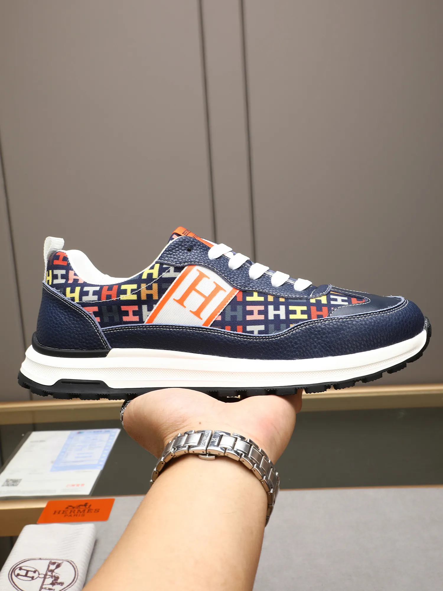📛📛📛Men's shoes💰P400 (Hermes)🆕Men's color-blocked sneakers, with textured calfskin details. Spliced ​​with original cowhide, this shoe draws inspiration from the equestrian world, integrating technical details and practical functions. Breathable sheep lining, original combination outsole, high-end quality, and every detail is perfectly combined! Size: 38-44 (45 can be customized)